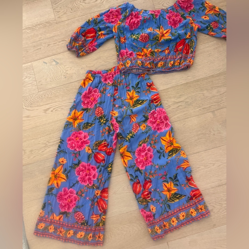 Cynthia Rowley multi color floral print set
Top size medium, pant size small